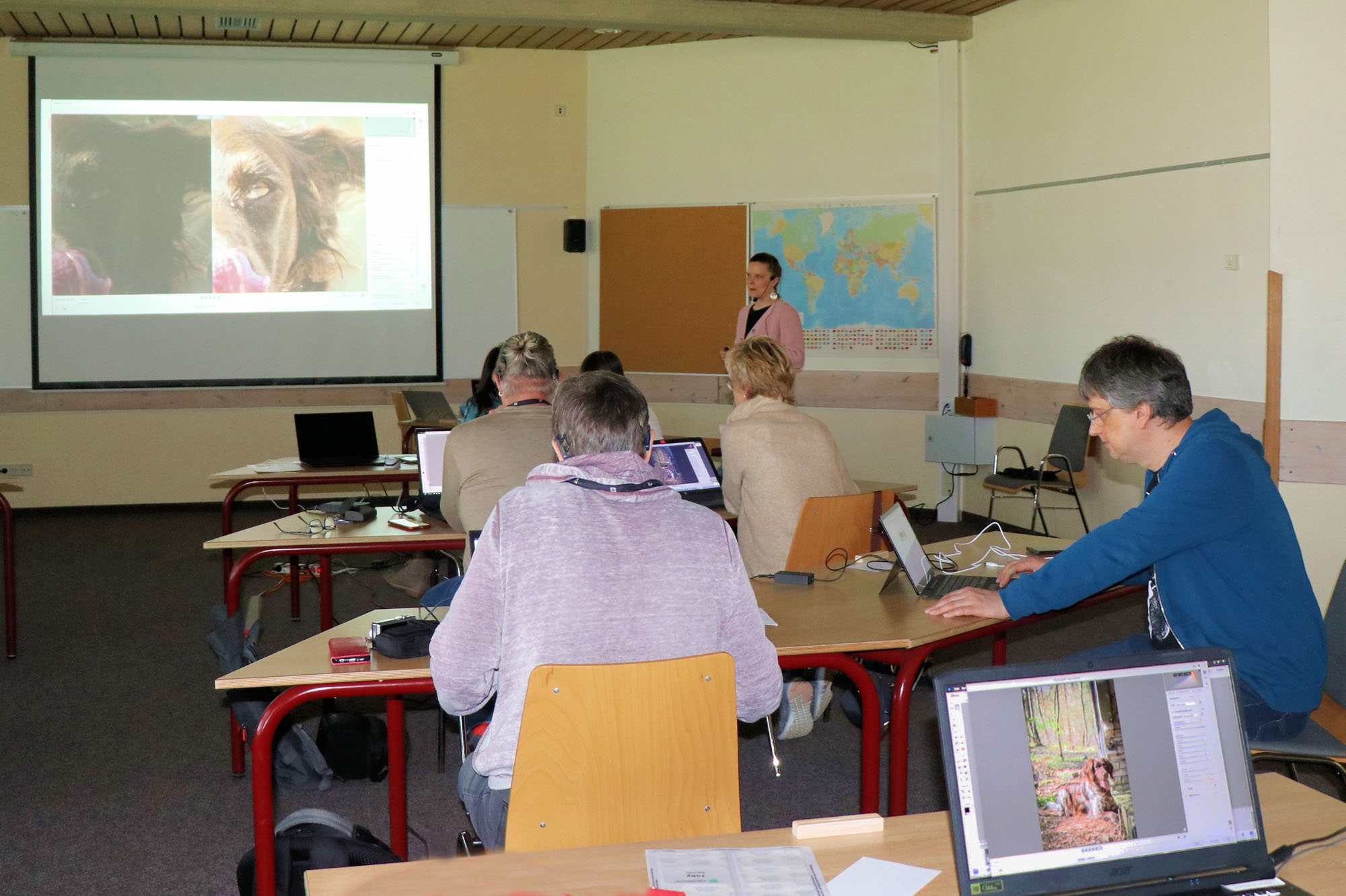 Teilnehmer üben am Laptop
