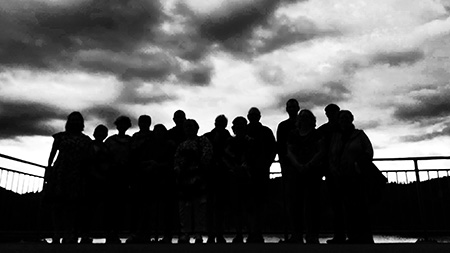 Menschensilhouette mit wolkenverhangenem Himmel