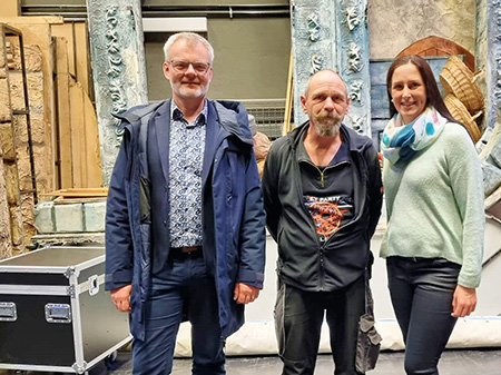 Besuch am Arbeitsplatz: WorkX-Experte Jochen Fischer, Bühnentechniker Volker Ungefehr und Eva Hambrecht von “hambrecht Hörgeräte”.