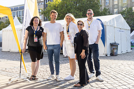 Bild: Cochlear informiert beim 36. Entdeckertag der Region Hannover – auch Steffen Krach, Regionspräsident der Region Hannover (2. von li.), stattete dem Cochlear Team um Janine Dersch (3. von li.) beim Entdeckertag einen Besuch ab (Foto: Hörregion Hannover) 