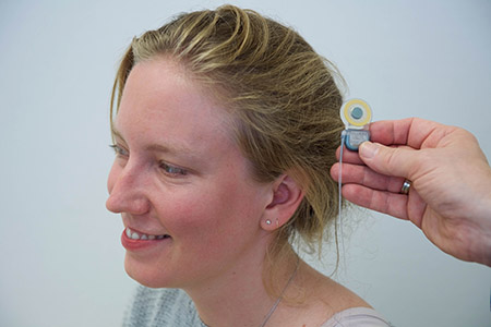 Portrait Monika Hedstrom mit Implantat, MedEl 