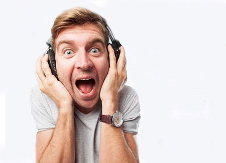 erstaunter Mann mit Kopfhörer