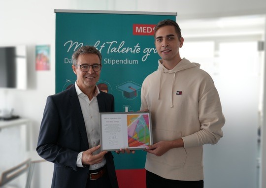 Bild: Stipendiat Felix Somogyi (re.) mit MED-EL Geschäftsführer Dr. Gregor Dittrich (li.) ©MED-EL