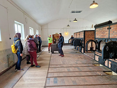 Raumansicht mit Teilnehmern vor den Verbrennungsöfen