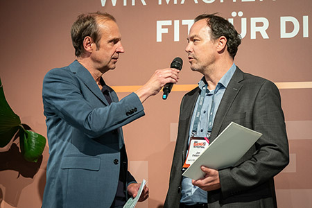 Bild: auric Geschäftsführer Jan Feldeisen (rechts im Bild) bei der Preisverleihung. Foto: Thomas Ecke / DISQ / ntv