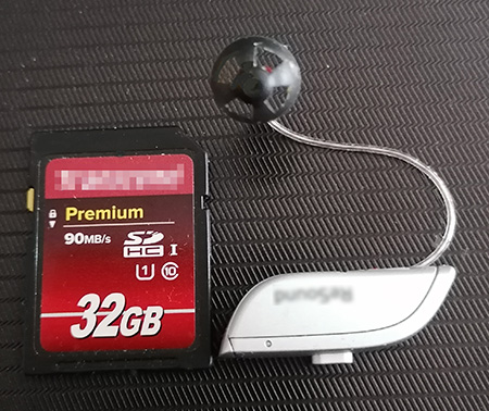 Hörgerät Größenvergleich mit SD Karte. 