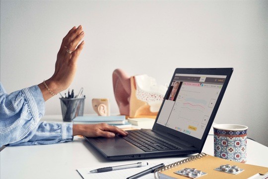 cochlear connected care - hände am laptop