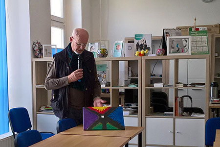 Ältere Person mit Bild in der Hand