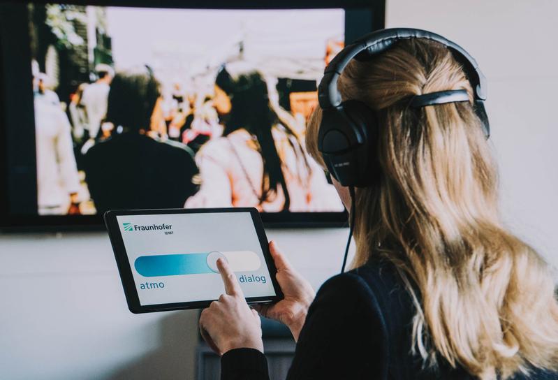Die Lösungen des Fraunhofer IDMT in Oldenburg zur Verbesserung der Sprachverständlichkeit basieren u.a. auf Algorithmen zur Quellentrennung, die Dialoge auch bei komplexer Hintergrundakustik isolieren und hervorheben.  Anika Bödecker  Fraunhofer IDMT
