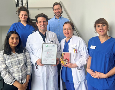 Bild: v.l.n.r. hinten: Stanislava Mihova, Sascha Kelz, v.l.n.r. vorne: Chethana Jaggal, Prof. 