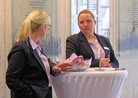 Zuhören, zwei Frauen im Gespräch